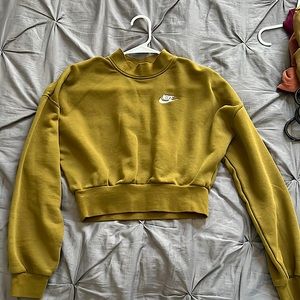 nike xs cropped crewneck